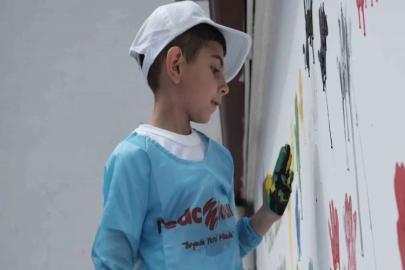 Çocuklar kirlenmekten korkmadı, elleriyle duvar boyadı