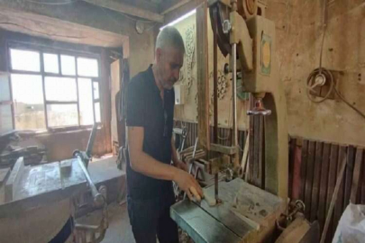 Tahtadan sanat eseri yapıyor