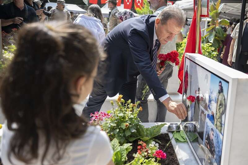 BAŞKAN SEÇER, BAYRAM ARİFESİNDE ŞEHİTLİK ZİYARETİNDE BULUNDU (2)