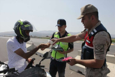 Hatay'da trafik ekipleri vatandaşın bayramını kutladı