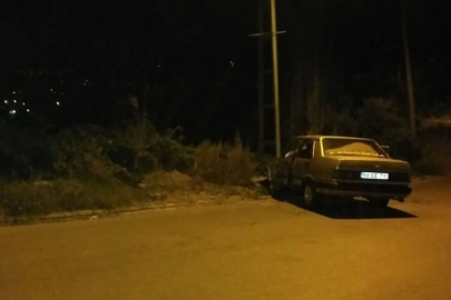 Alanya'da aydınlatma direğine çarpan otomobildeki 2 kişi yaralandı