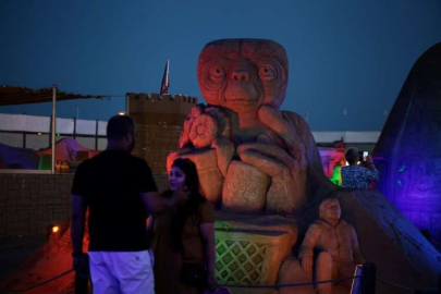 Kum Heykel Festivali "uzay macerasını" kumdan roketlerle sürdürüyor