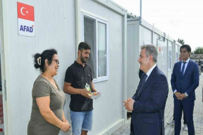 Vali Elban, depremzedeler ile bayramlaştı