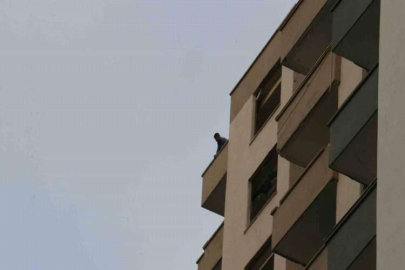 Cüzdanı çalınınca ağır hasarlı binanın damına çıkarak intihara kalkıştı