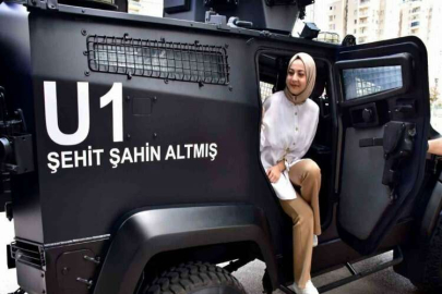 Şehit ailesini polis, üzerinde şehidin ismi yazılı zırhlı araçla ziyaret etti