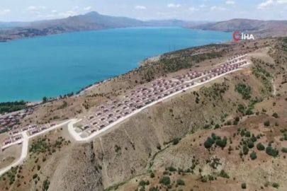 Göl manzaralı köy konutları, tatil köyünü aratmıyor