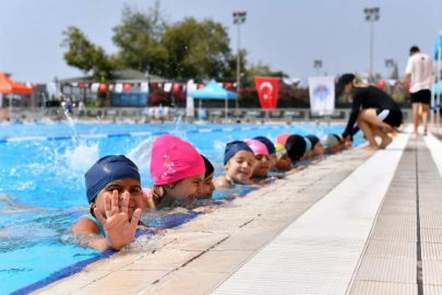 Mersin’de 7’den 70’e herkes yüzme öğreniyor