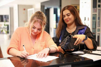 Alanya'da mezarlıkta bulunan çanta sahibi turiste teslim edildi