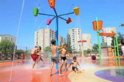 Yüreğir’de çocuklar su oyun parkında serinliyor