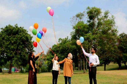 7 defa bıçaklayan kocasından 3 yıl sonra boşandı, zaferini balonlarla kutladı