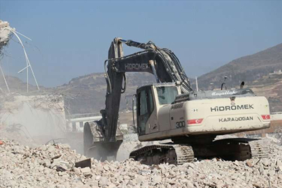 Hatay'da ağır hasarlı binaların yıkımı sürüyor