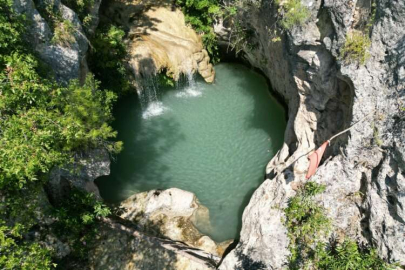 Antalya sıcağından bunalanlar zirvedeki Kral Havuzu'nda serinliyor