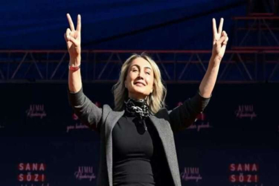 Dilek İmamoğlu'ndan 'zafer işareti' açıklaması: Olduğumuz gibi davranmadığımız için kaybediyoruz