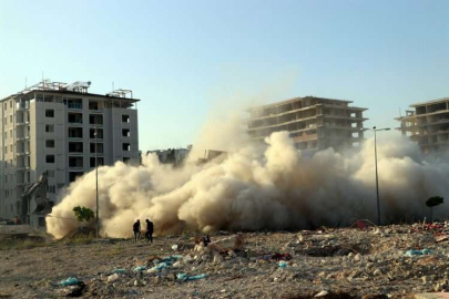 Şanlıurfa Siverek'te depremde hasar gören 17 katlı bina kontrollü bir şekilde yıkıldı