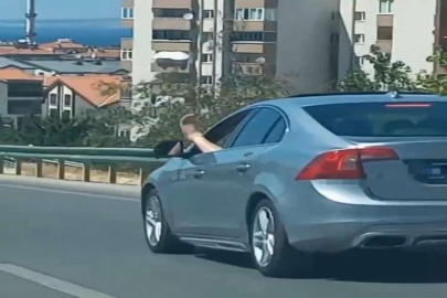 Kazaya davetiye çıkardı... Araba kullanırken ayağını camdan dışarı çıkardı