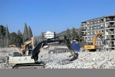Depremlerden etkilenen Hatay'da ağır hasarlı binaların yıkımı sürüyor