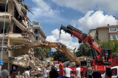Kartal’da bina yıkımı yapan iş makinası devrildi