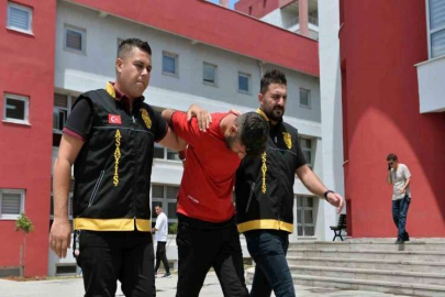 Kadının sırt çantasındaki telefonu çaldı, önce kameraya sonra polise yakalandı