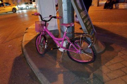 Kırmızı ışığa rağmen sürat yaptığı iddia edilen otomobil bisikletli kız çocuğuna çarptı