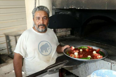 Yöresel lezzetler yapan 4 arkadaştan başka şehirlere giden esnafa "Hatay'a dönün" çağrısı