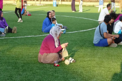 Manuş Baba'yı bekleyen hayranı el işi yaptı