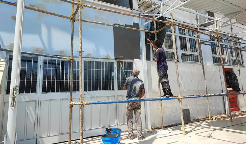 Mahalle esnafı okulu boyatıp tadilatını yaptırdı