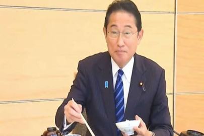 Japonya Başbakanı radyoaktif su boşaltılan denizden çıkan balığı yedi