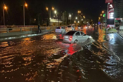 İskenderun'da sağanak hayatı olumsuz etkiledi
