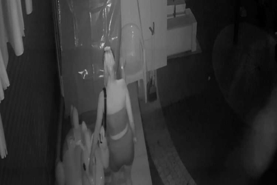 Turist kadının hırsızlığı kameralara yansıdı