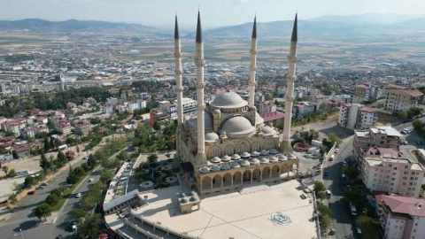 Depremde zarar gören Abdülhamit Han Camii’nin 25 Eylül'de yeniden ibadete açılması planlanıyor