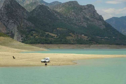 Kuraklığın vurduğu Kozan Barajı havadan görüntülendi