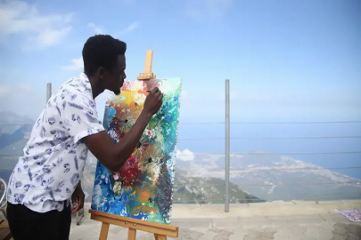 Sanatçı ve öğrenciler, sanatsal faaliyetlerini 2 bin 365 metreye taşıdı