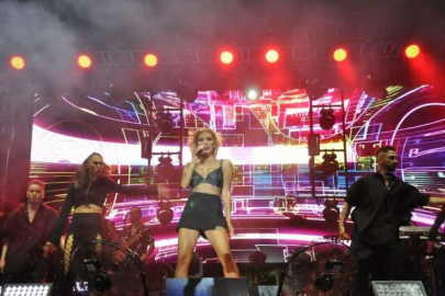 Şarkıcı İrem Derici Mersin'de konser verdi