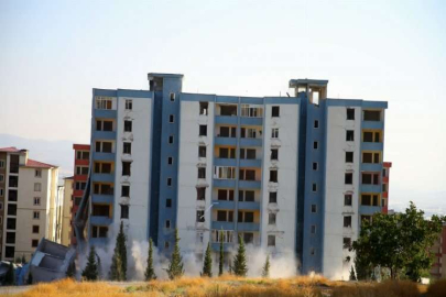 Kahramanmaraş'ta ağır hasarlı binaların patlayıcı yardımıyla yıkımı sürüyor