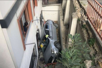 İstanbul’da akıl almaz kaza kamerada: El frenini indiren çocuklar boşluğa uçtu