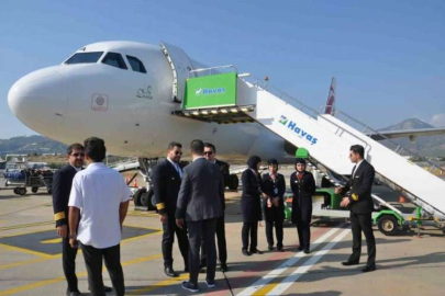 İran’dan Gazipaşa-Alanya Havalimanı’na ilk kez düzenlenen uçak seferinde yolcular çiçeklerle karşılandı