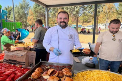 Hayırsever vatandaş konteyner kentte yaşayan vatandaşlara hamburger ikramında bulundu