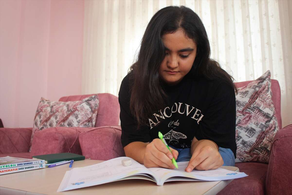 AA-20230913-32138178-32138168-DEPREMZEDE_NAZLI_TIP_FAKULTESINI_KAZANARAK_ANNESININ_HAYALINI_GERCEKLESTIRDI