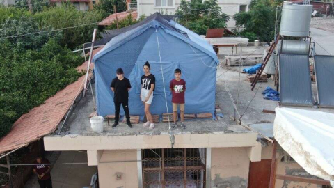 Depremzede öğrenciler ders çalışmak için evin damına çadır kurdu