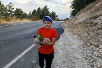 Dağ yolu ve etrafına atılan alkol şişelerini topladılar