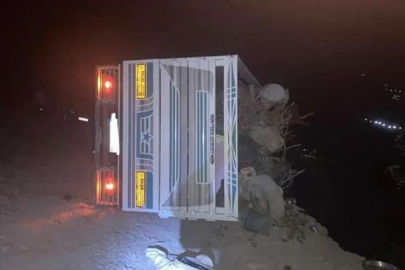 ŞIRNAK - Kamyonet şarampole devrildi, 1 kişi öldü 2 kişi yaralandı