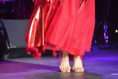 30. Uluslararası Adana Altın Koza Film Festivali’nde Candan Erçetin çıplak ayakla konser verdi