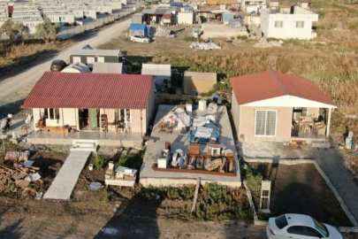 Evleri yıkılan depremzedeleri dolandırdılar