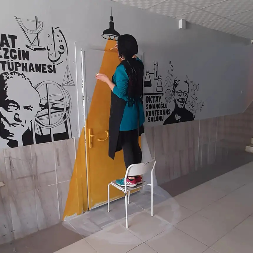 Fatma öğretmen okul ve kurum duvarlarını resimlerle süslüyor 1