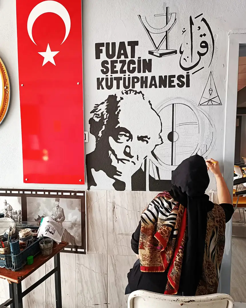 Fatma öğretmen okul ve kurum duvarlarını resimlerle süslüyor 4