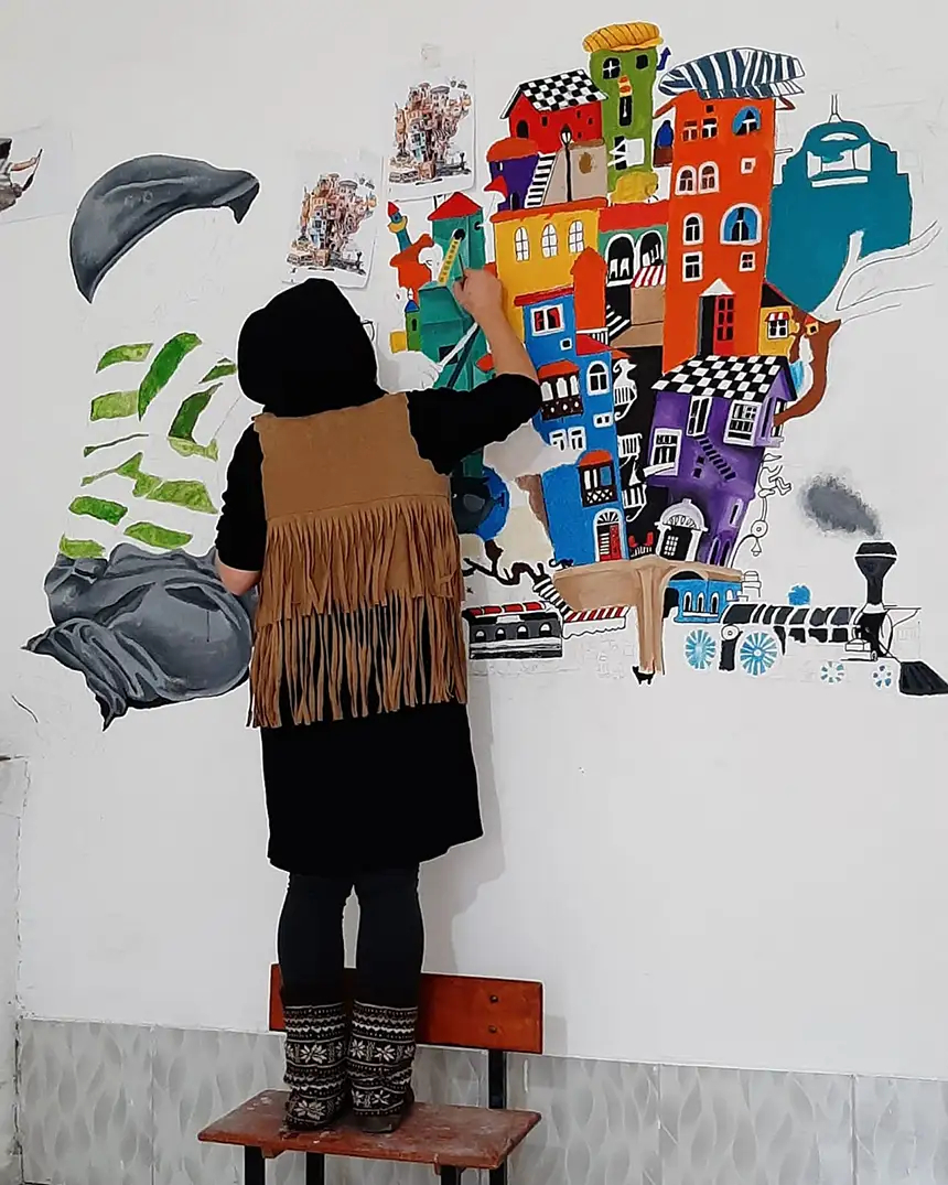 Fatma öğretmen okul ve kurum duvarlarını resimlerle süslüyor