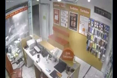 Hasımlarından kaçıp telefoncuya sığındı: Şüphelilerin iş yerini kurşunladığı anlar kamerada