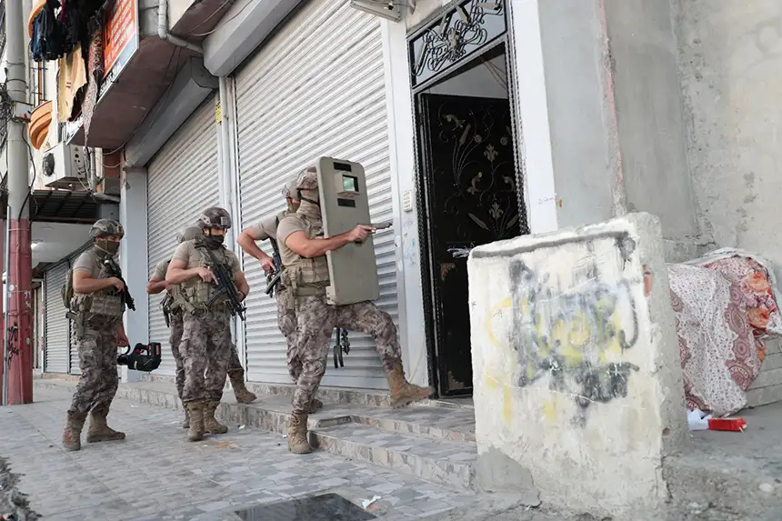 Mersin polisinden “umut tacirlerine” operasyon 4