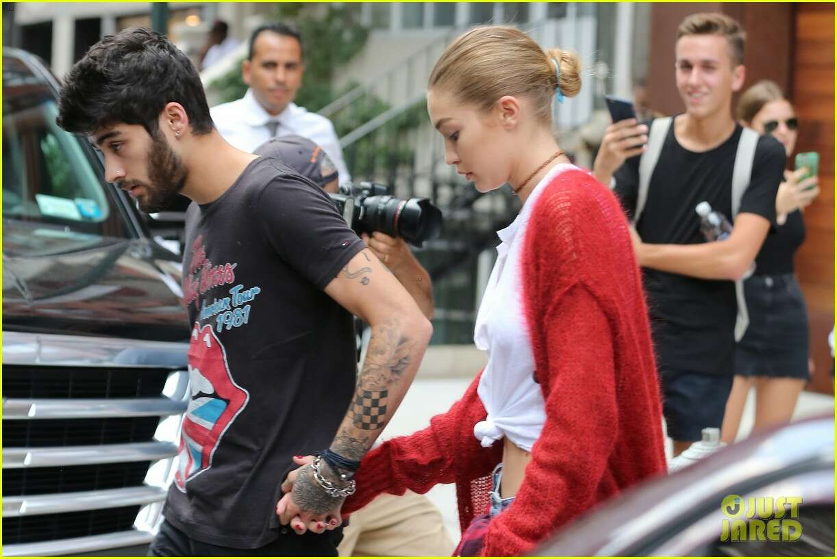 zayn-malik-and-gigi-hadid-show-some-pda-after-her-tommyxgigi-show-03