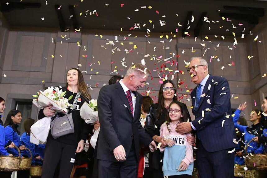 Sultanlara coşkulu karşılama